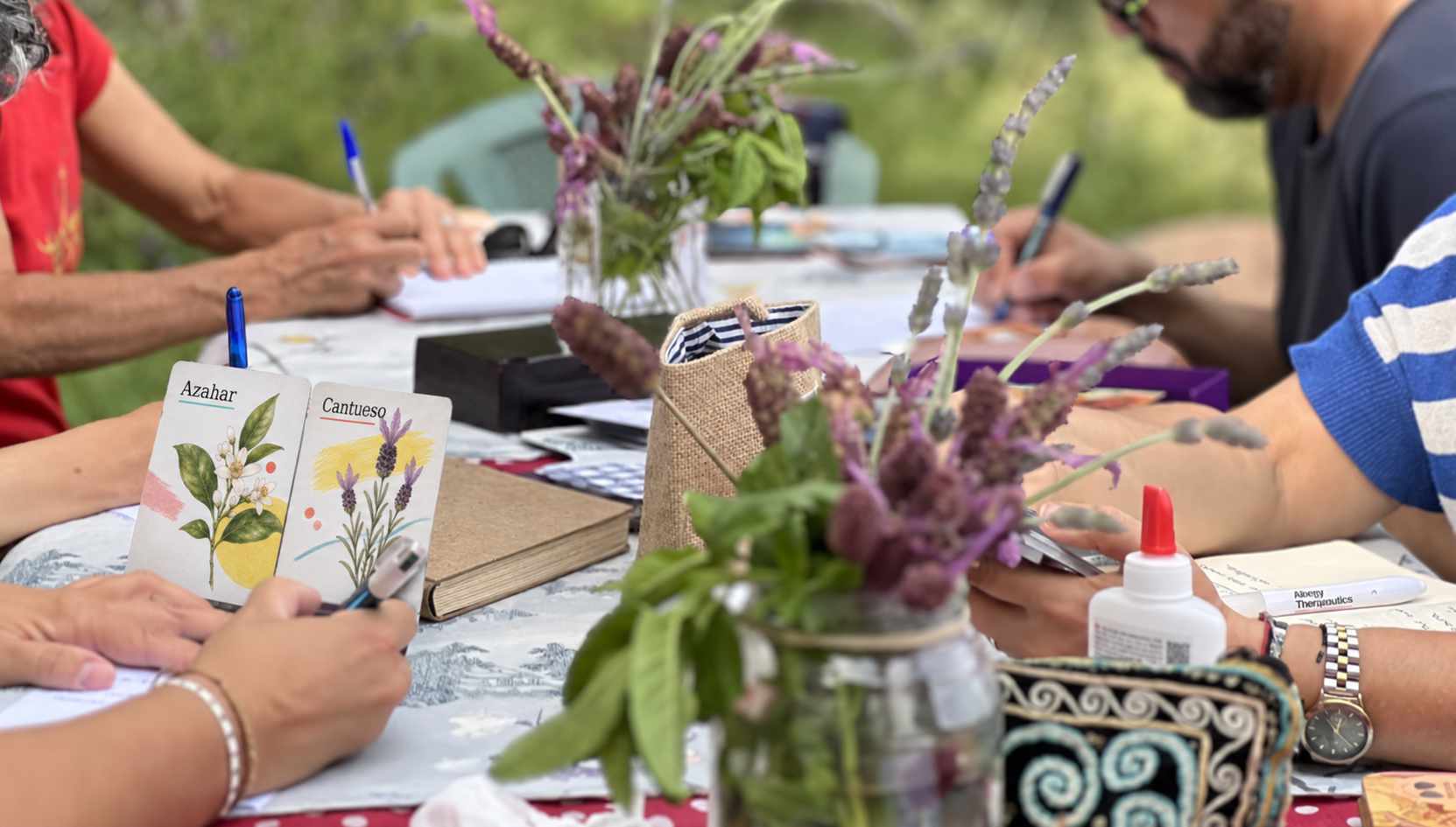 Mesa de un taller de biocreatividad al aire libre